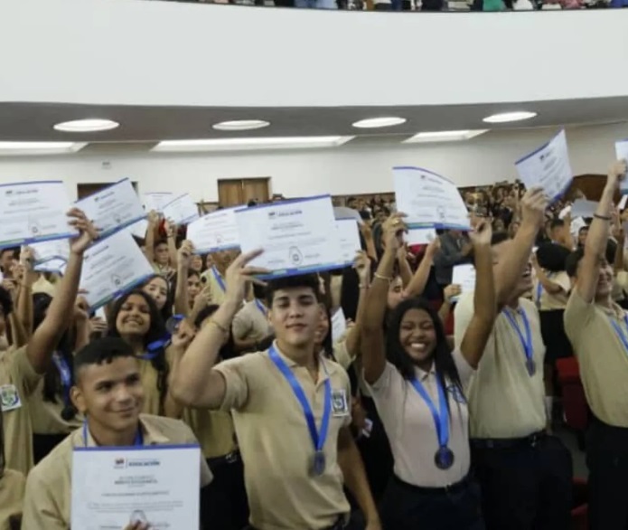 Premian a estudiantes con promedios más altos