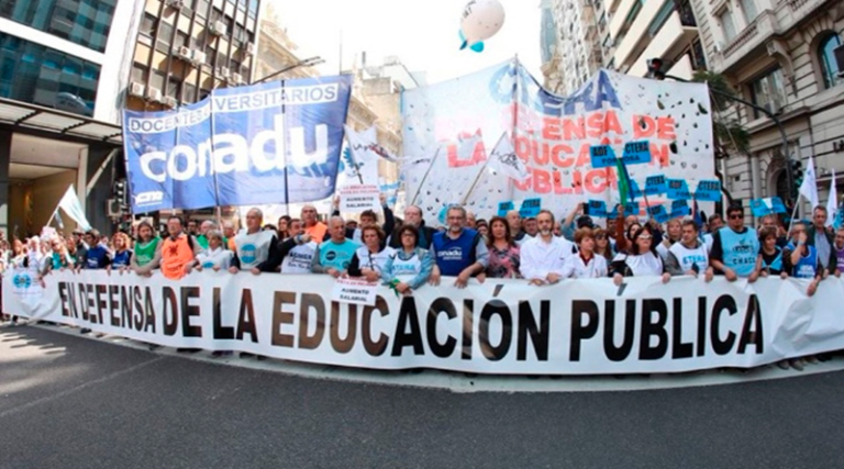 Docentes universitarios argentinos convocan paro nacional