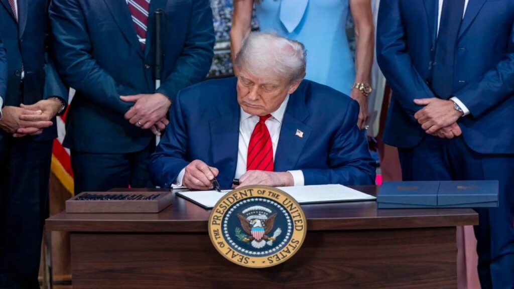 Trump anuncia aranceles del 100 % a chips y semiconductores