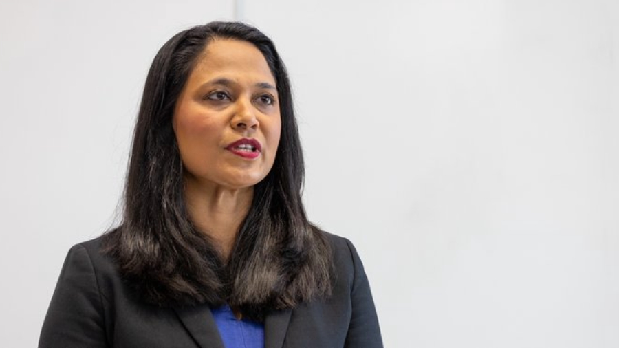 Renuncia secretaria de Estado británica