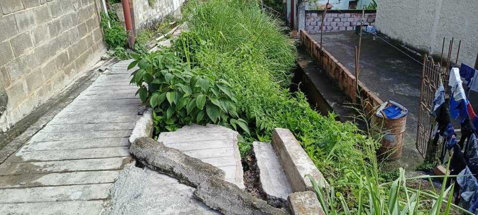 Seis familias de El Trigo desafían el peligro