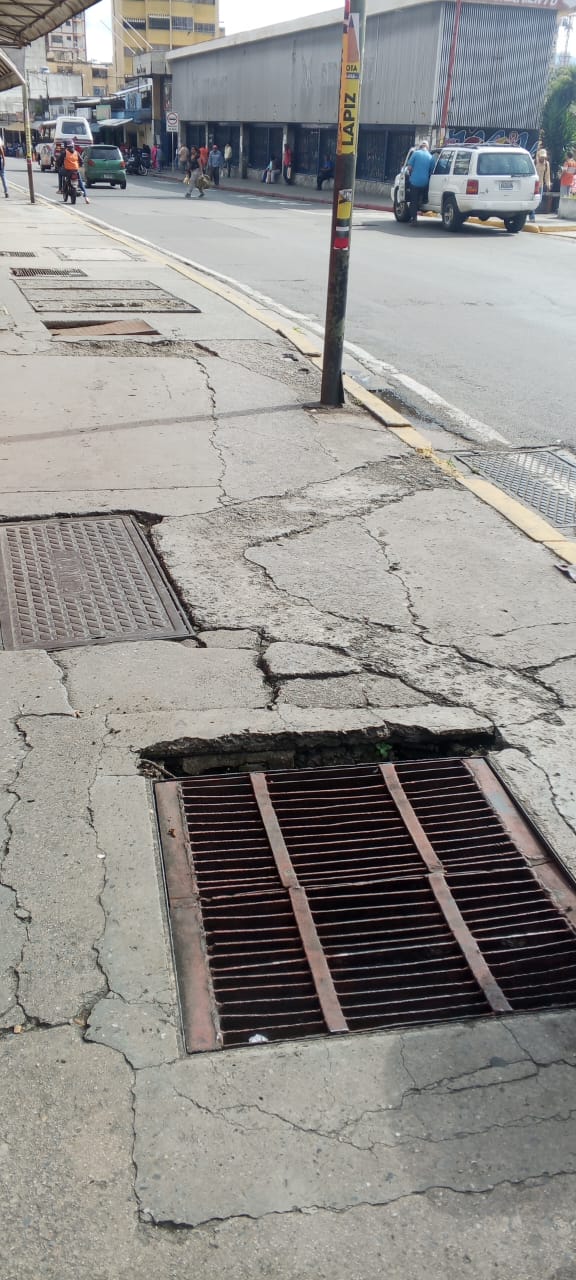 A punto de colapsar dos alcantarillas