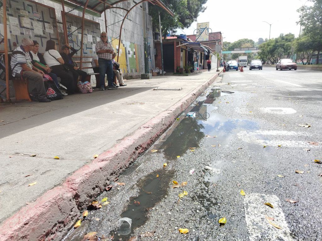 Piden destapar drenaje en la avenida Bicentenaria
