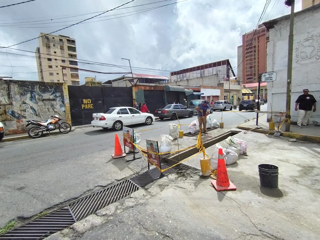 Reparan alcantarilla en la Cardenal Quintero