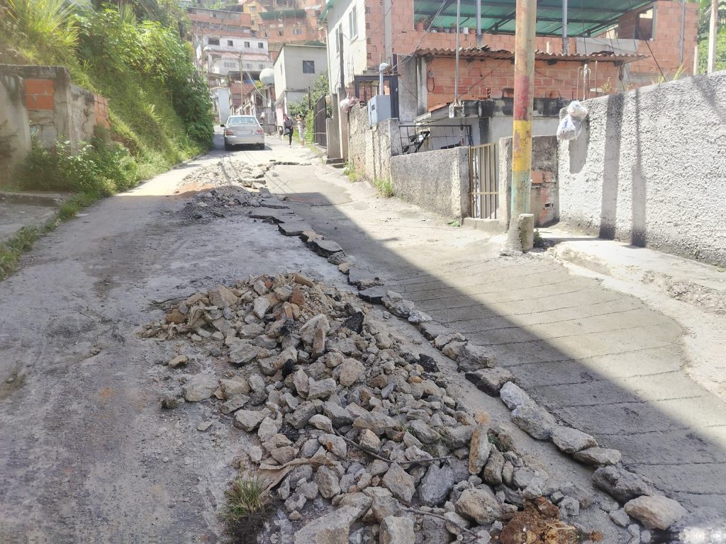 Sustituyen tubería de aguas servidas en la Fermín Toro