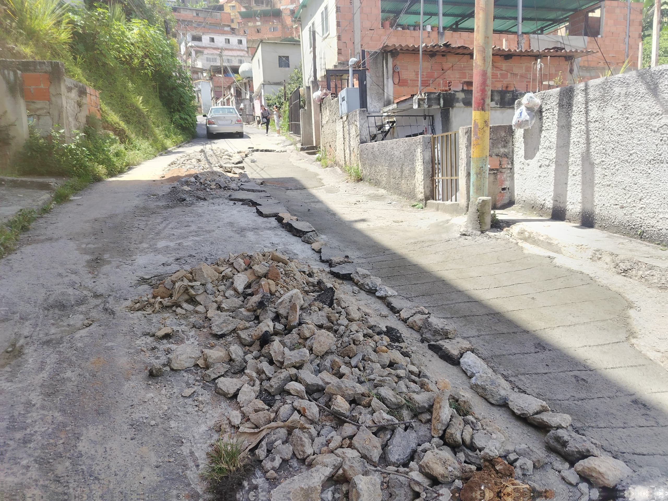 Sustituyen tubería de aguas servidas en la Fermín Toro