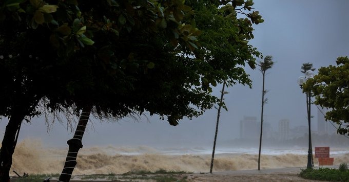 Tres muertos y miles de viviendas afectadas por tifón en Vietnam