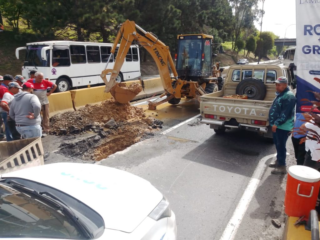 Atienden bote de agua en el kilómetro 15