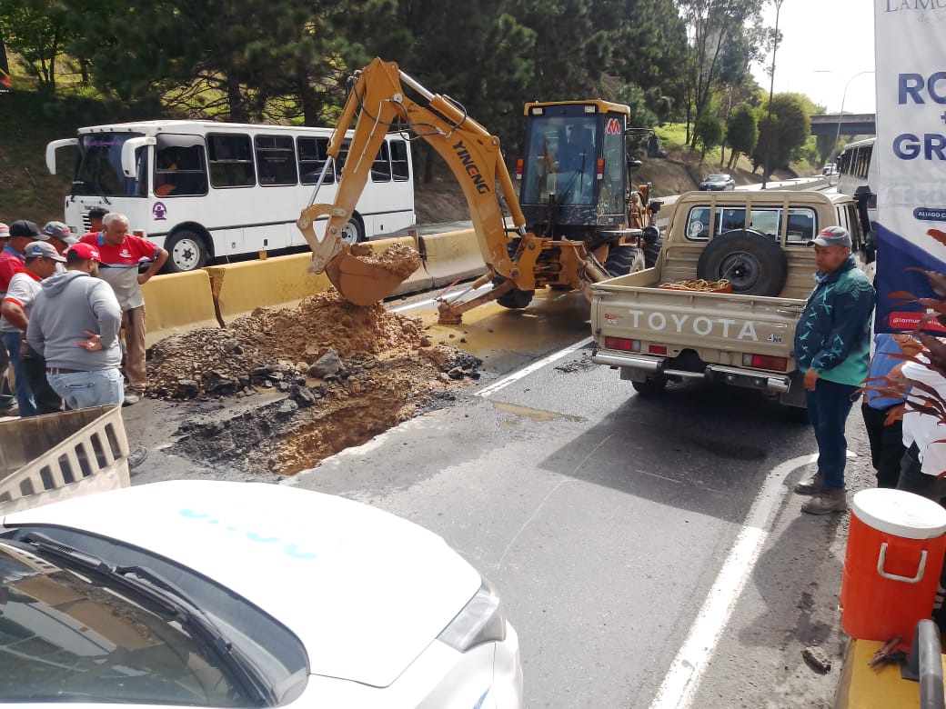 Atienden bote de agua en el kilómetro 15
