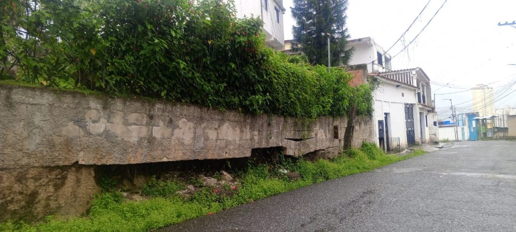Vecinos alertas ante colapso de un muro