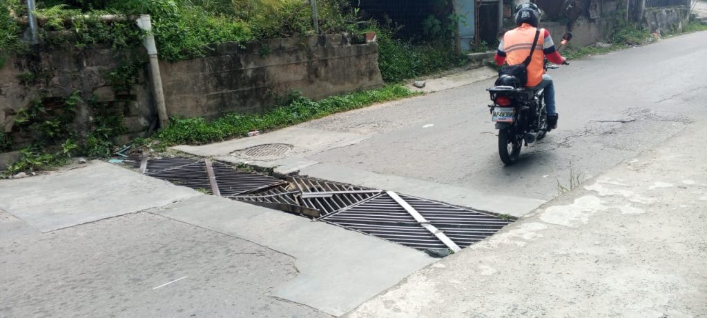 Colapso de alcantarilla limita el tránsito en La Matica
