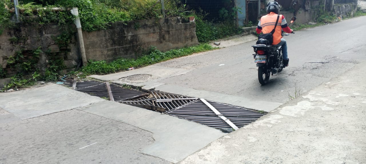 Colapso de alcantarilla limita el tránsito en La Matica
