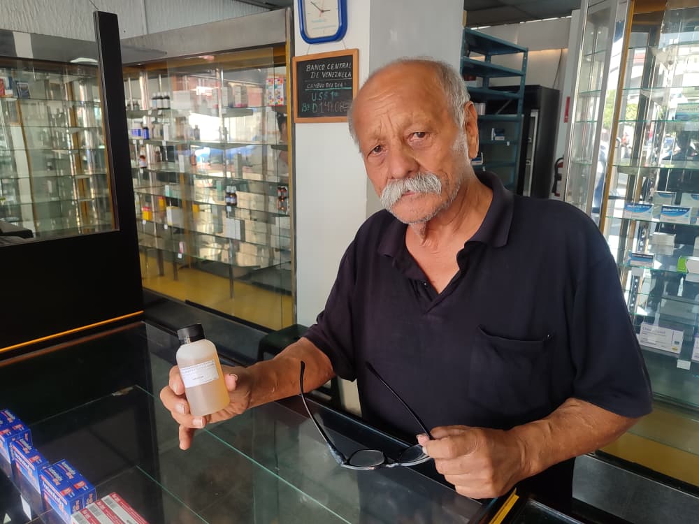 Farmacéutico lleva 62 años elaborando el jarabe Lamedor