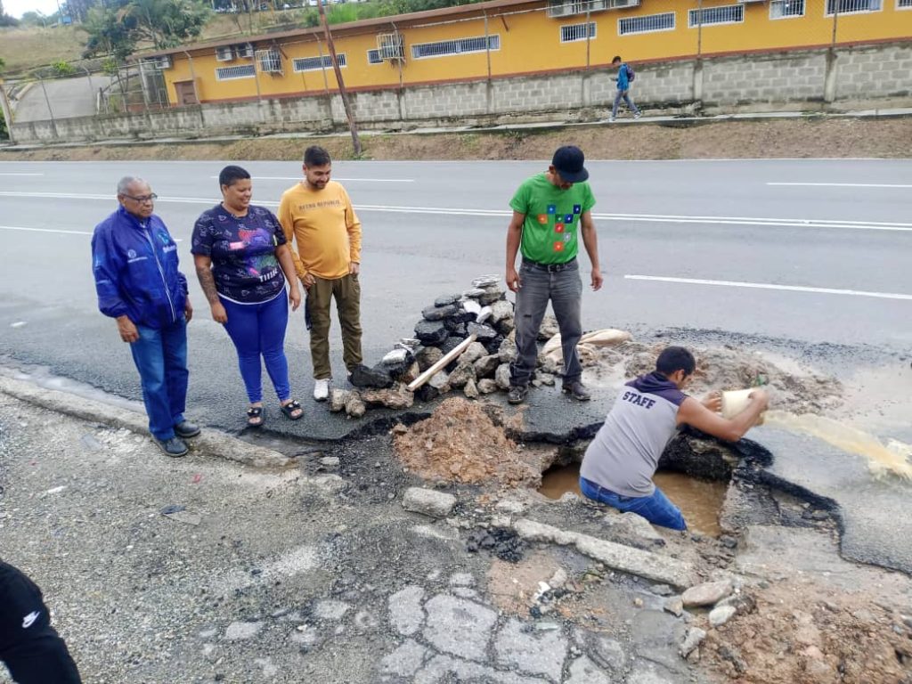 Reparan tubería de aguas blancas en el Km 26