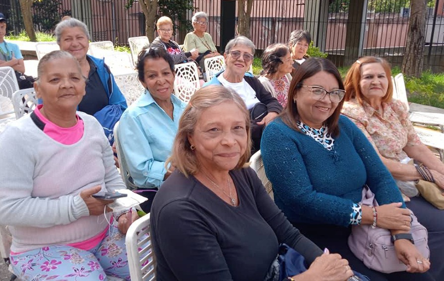 Dieron 138 prótesis dentales a abuelitos en Los Teques