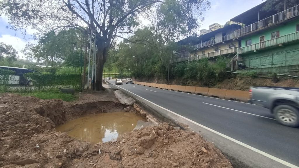 Repararon una tubería, pero no taparon un hueco