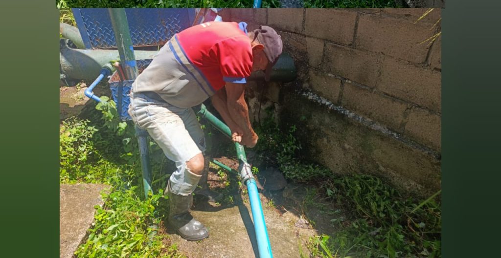 Reparan tubería en El Panadero