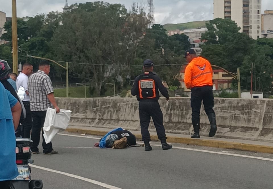 Muere motorizado en accidente en Los Teques