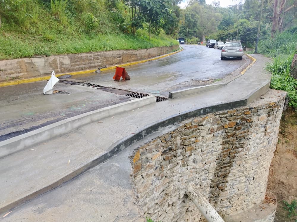 Arreglan alcantarilla en El Encanto
