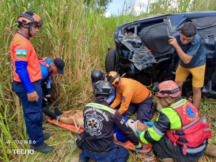 Cinco lesionados deja vuelco de un vehículo