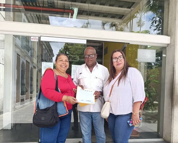 Docentes estadales siguen reclamando bono especial