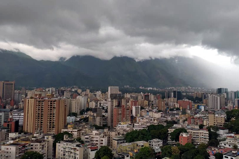Prevén cielo parcialmente nublado y lluvias este sábado