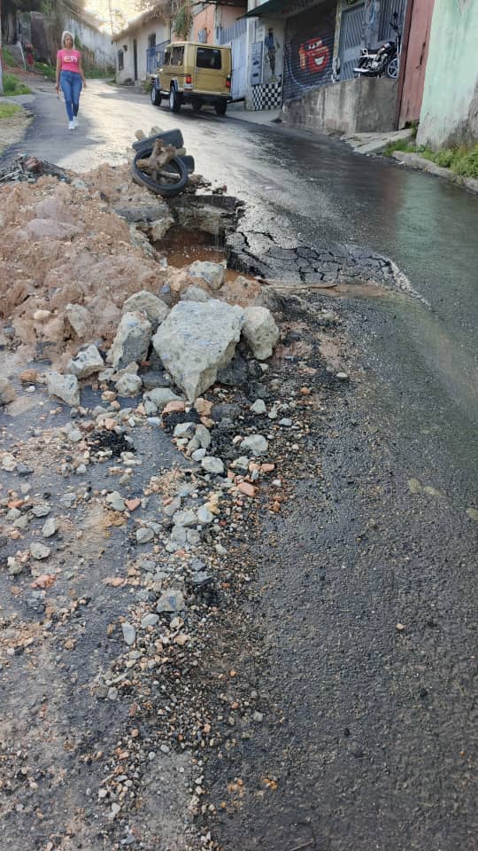 Mega hueco en La Línea atormenta a los vecinos