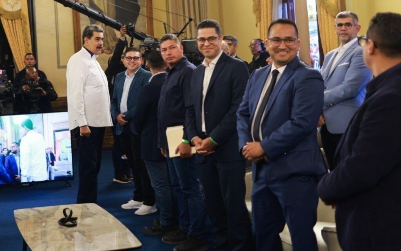 Maduro recibe a alcaldes opositores en Miraflores