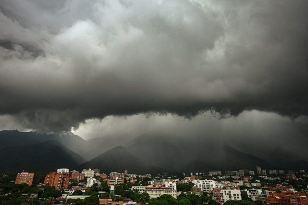 Inameh pronostica lluvias y descargas eléctricas este lunes