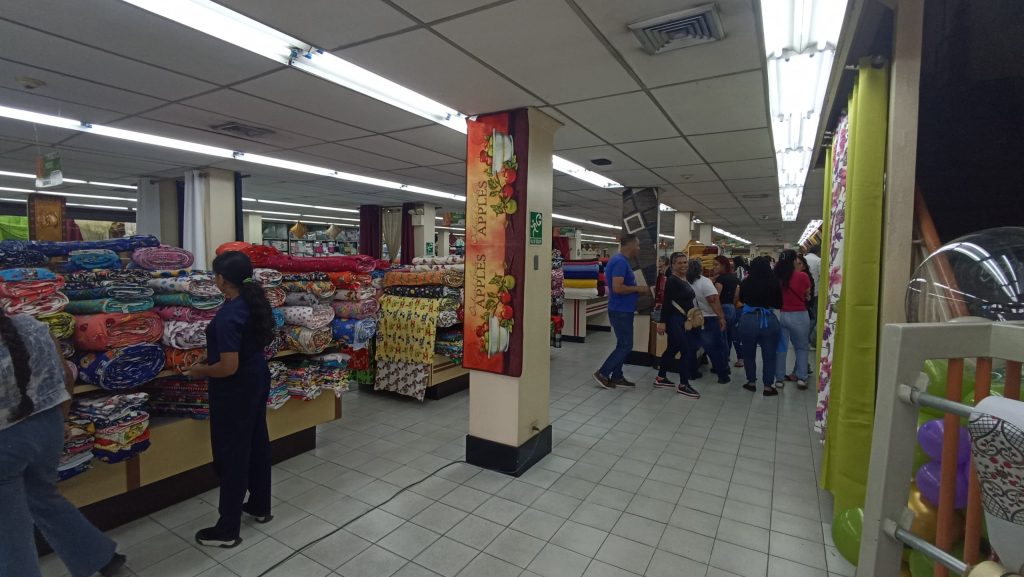 Abre nueva tienda de telas