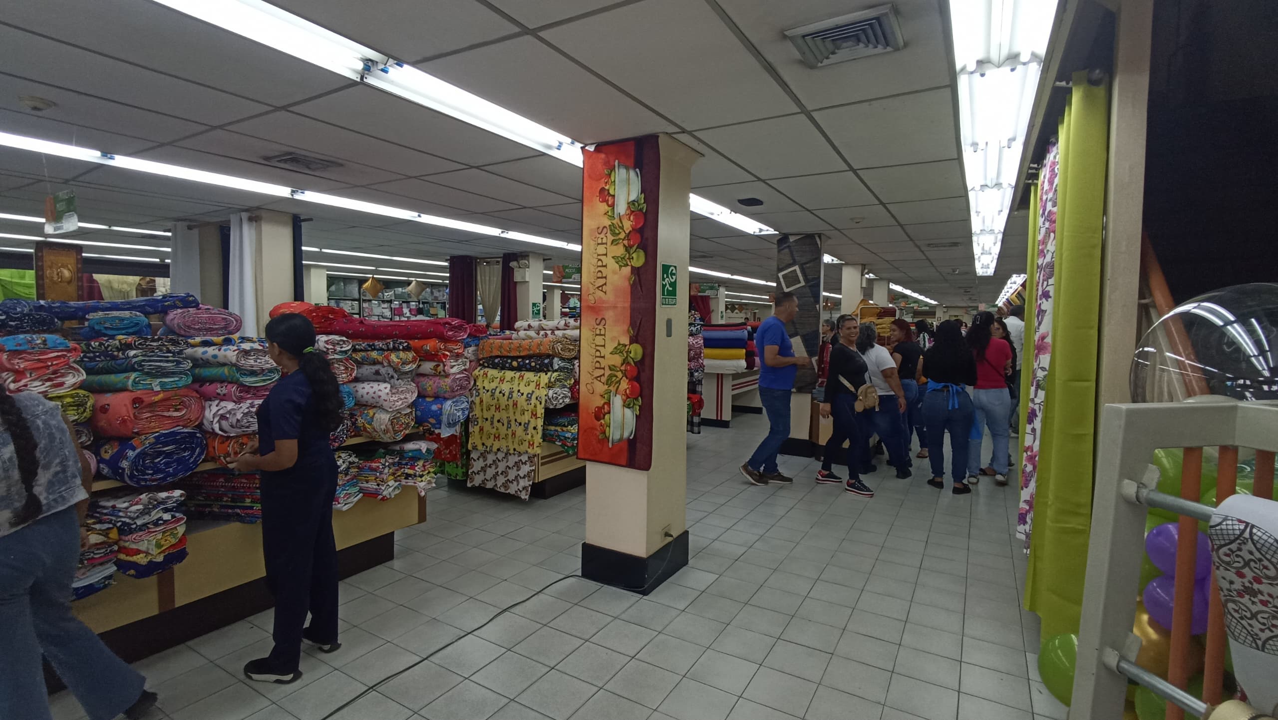 Abre nueva tienda de telas