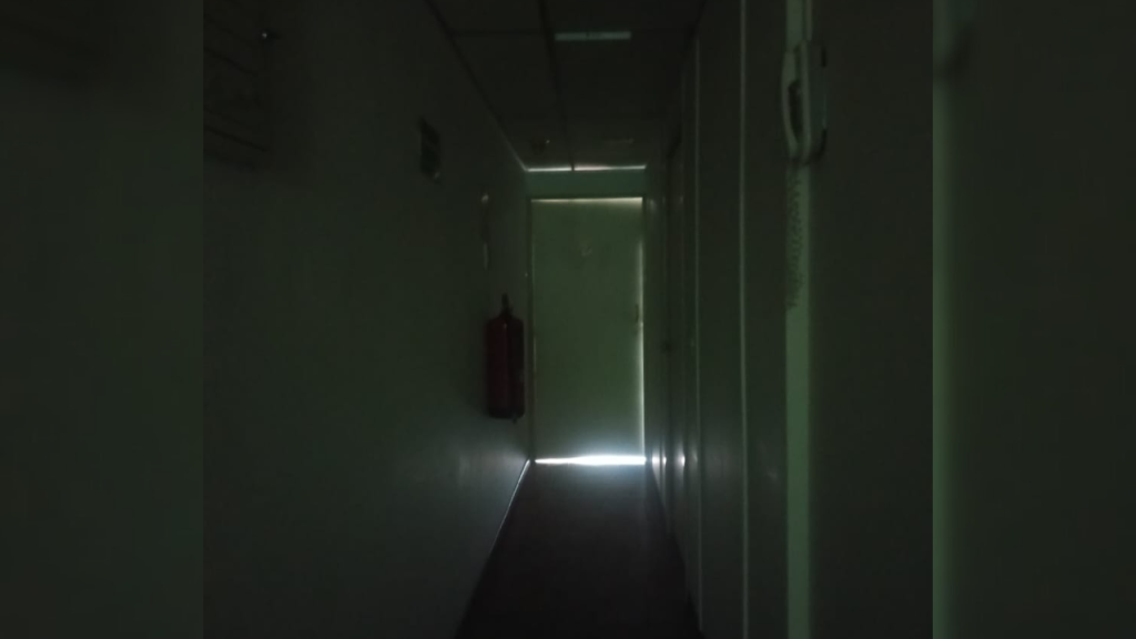 “Cortaron la luz en mi oficina sin deber ni medio”