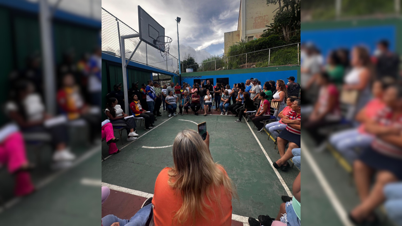 Acuerdan acciones para frenar vehículos mal estacionados