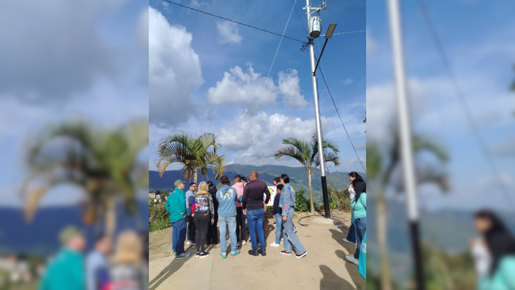 Más de 100 familias de Quebrada Grande cuentan con luz propia