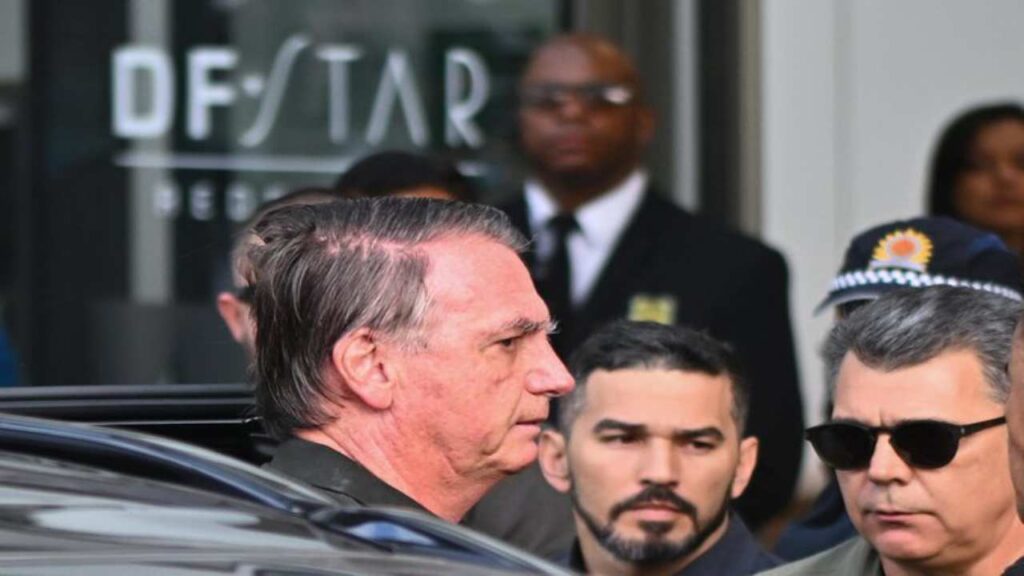 Bolsonaro sale de prisión temporalmente por tratamiento médico