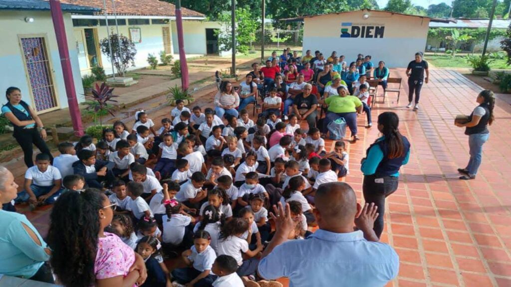 10 mil niños no escolarizados regresan a clases el 15-S
