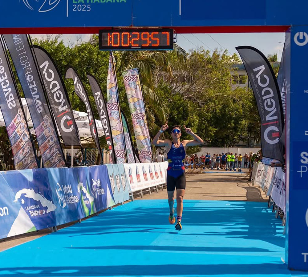 Martínez y Torrealba dominaron triatlón sprint