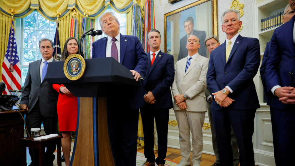Trump afirma que atacaron barco cargado con drogas