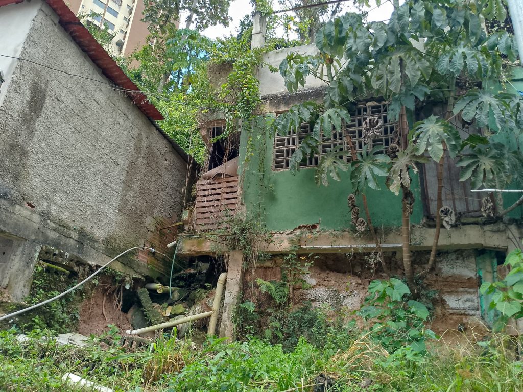 Temen colapso de una casa en La Matica