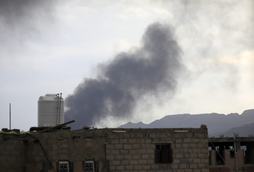 9 muertos y 118 heridos dejan bombardeos contra Yemen