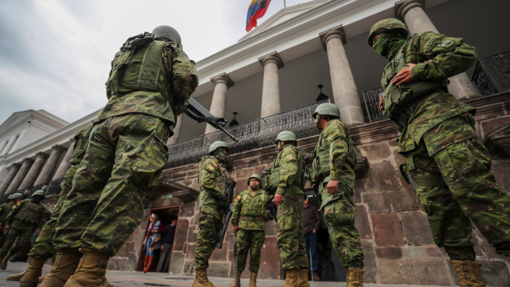 Presos 16 militares por presunta filtración de información en Ecuador
