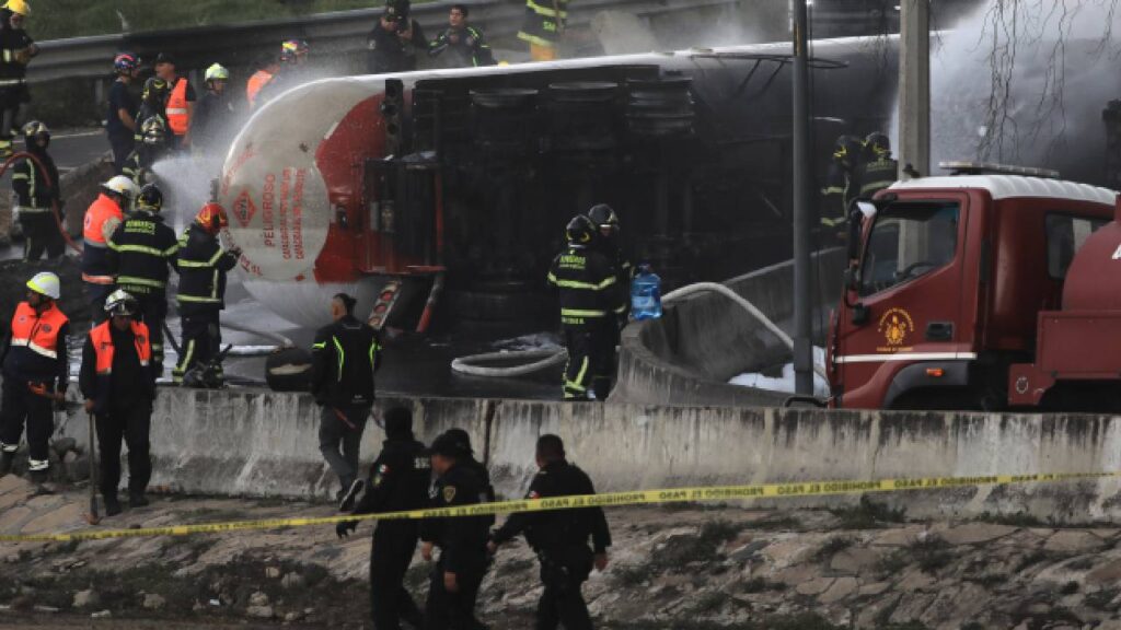 Seis fallecidos por explosión de camión de gas en México