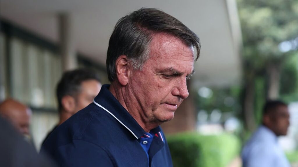 Defensa de Bolsonaro pide absolución