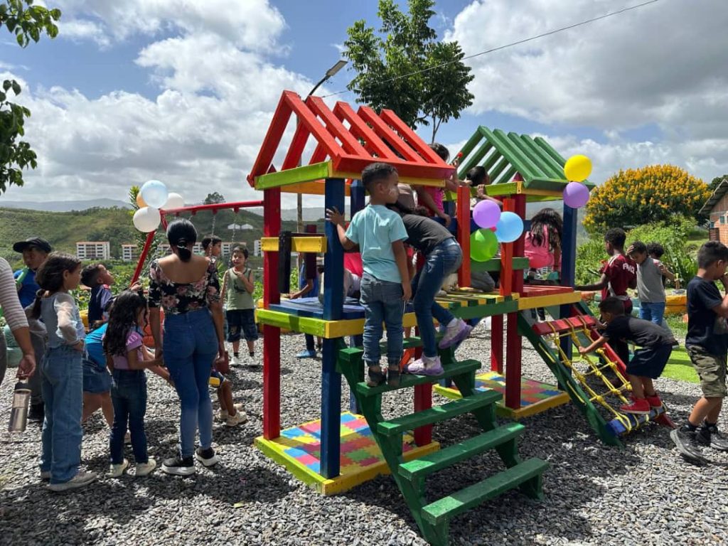 Estrenan parque elaborado con plástico reciclado