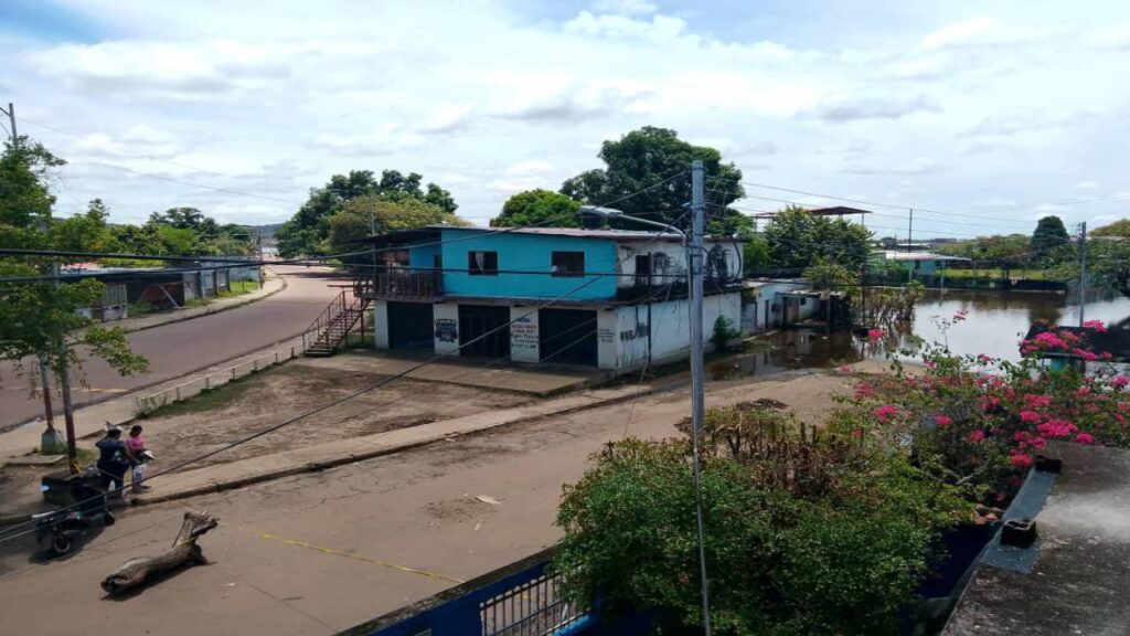 Familias afectadas por inundaciones han ido saliendo de los refugios