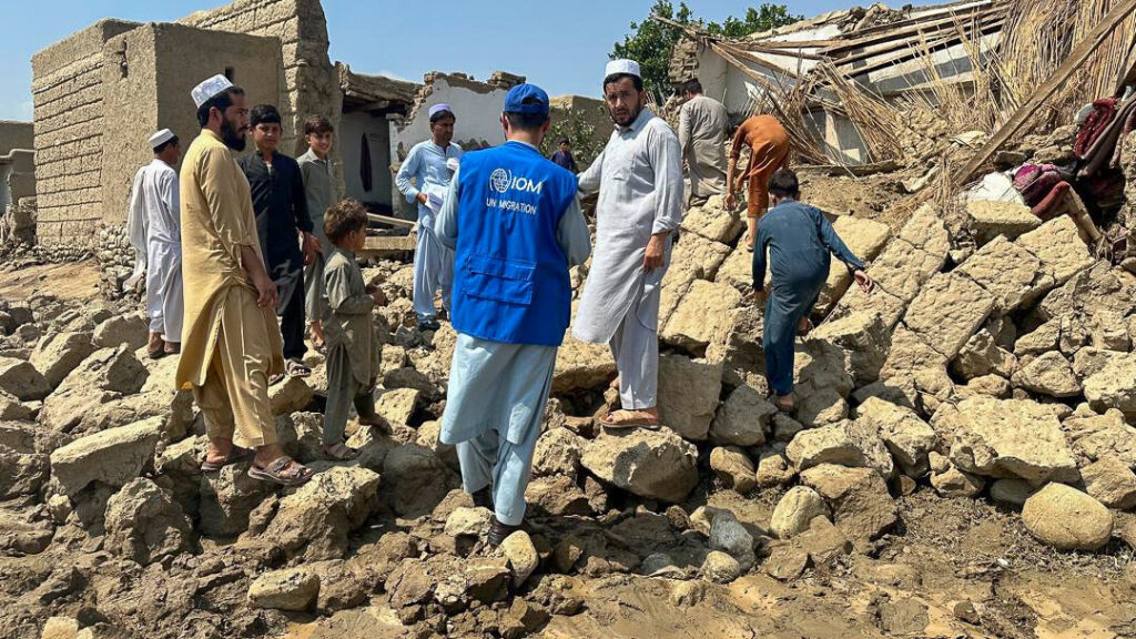 Suben a 800 los muertos y 2.500 los heridos por terremoto en Afganistán