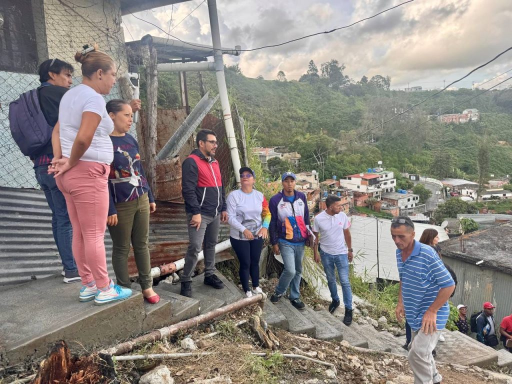 Construcción de escalera en Barrio Miranda I va en 50%