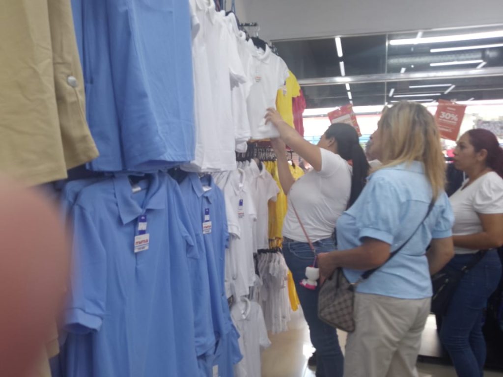 Padres aceleran compras escolares