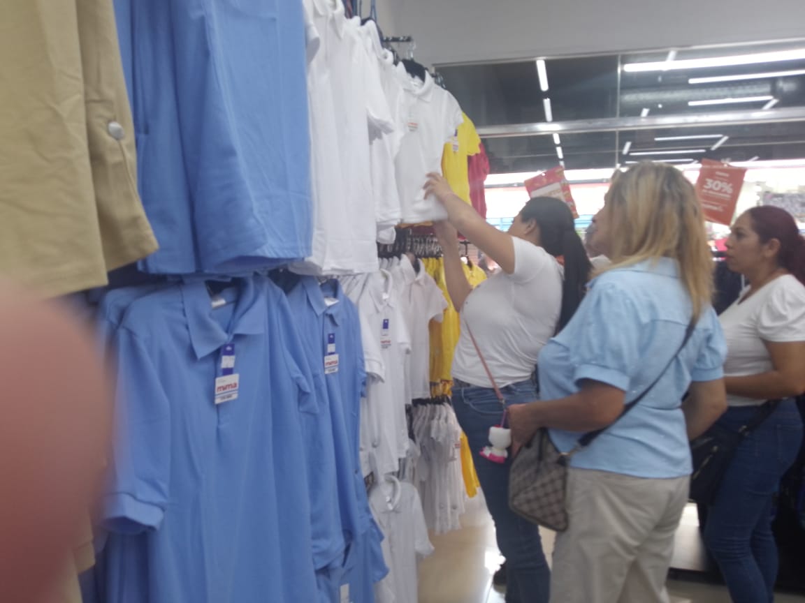 Padres aceleran compras escolares