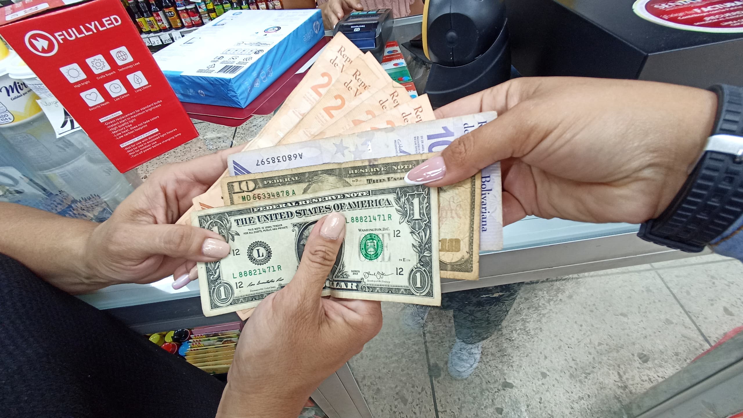 El bolívar cerró en negativo en agosto